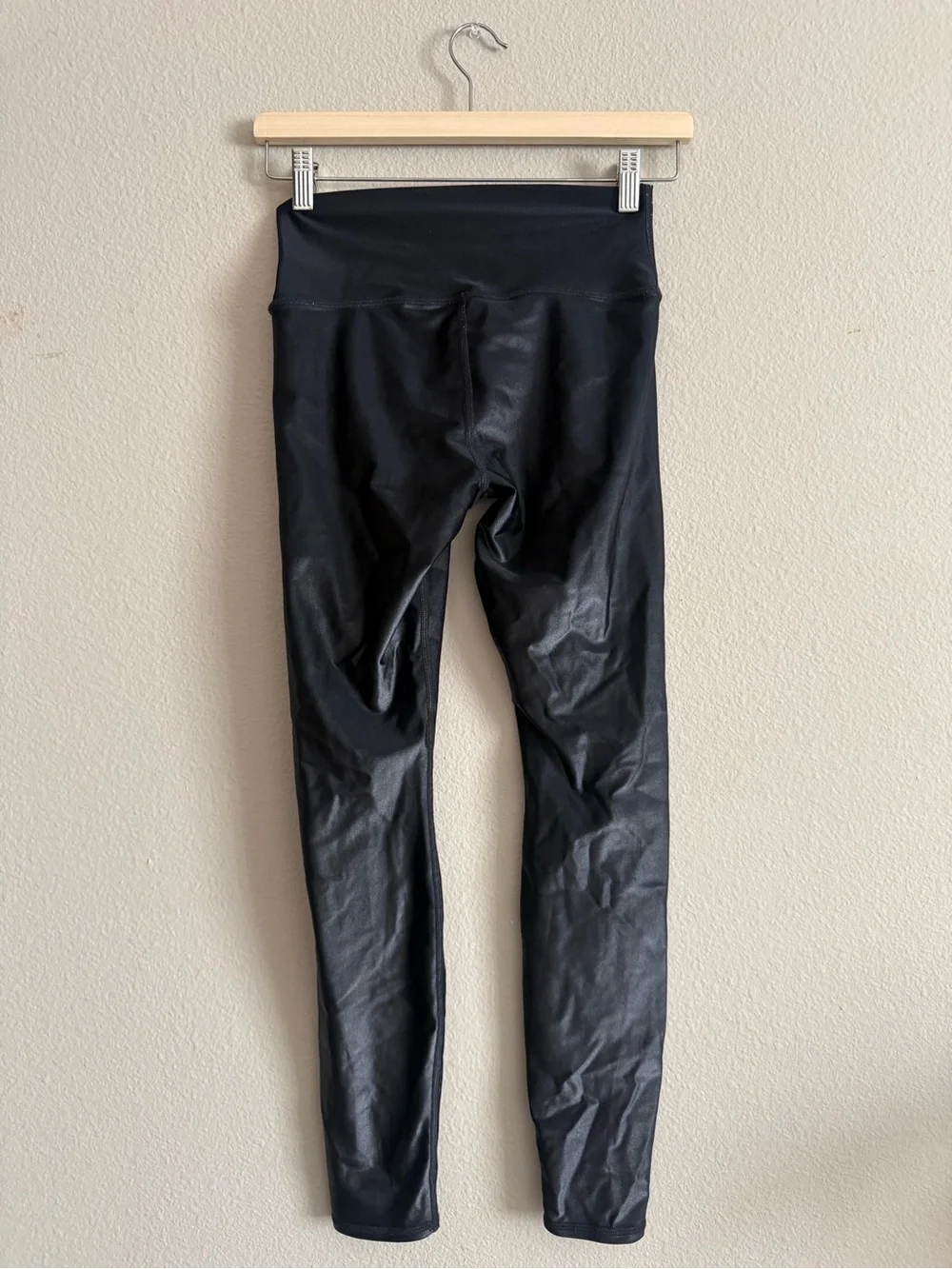 ALO High Waist Shine Legging in Black Shine Size Medium